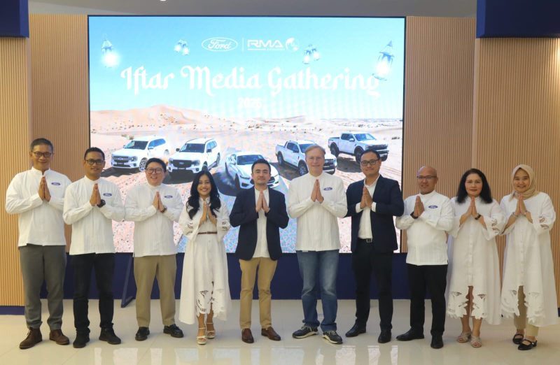 Manajemen Ford RMA Indonesia berfoto bersama usai acara Iftar Media Gathering 2026 yang digelar di Ford Experience Center Sunter, Kamis (5/3/2026). Kegiatan ini menjadi momentum perusahaan untuk mempererat hubungan dengan media sekaligus memaparkan strategi ekspansi bisnis Ford di Indonesia pada tahun 2026.
