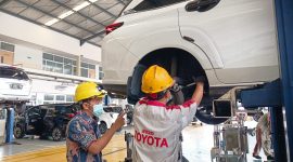 Kepala Bengkel Ariopandji memantau langsung proses pemeriksaan kendaraan pelanggan oleh teknisi di bengkel resmi Auto2000 Bekasi Timur.