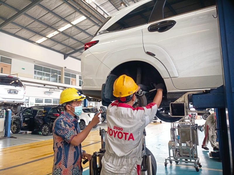 Kepala Bengkel Ariopandji memantau langsung proses pemeriksaan kendaraan pelanggan oleh teknisi di bengkel resmi Auto2000 Bekasi Timur.