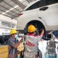 Kepala Bengkel Ariopandji memantau langsung proses pemeriksaan kendaraan pelanggan oleh teknisi di bengkel resmi Auto2000 Bekasi Timur.