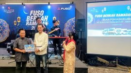 Peserta menerima hadiah doorprize dalam kegiatan “Fuso Berkah Ramadan 2026” yang digelar oleh Sun Star Prima Motor di Aston Imperial Bekasi Hotel & Conference Center, Jumat (6/3/2026). Acara tersebut diikuti pelaku usaha sektor logistik dan retail serta diisi dengan hiburan dan buka puasa bersama.