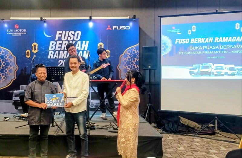 Peserta menerima hadiah doorprize dalam kegiatan “Fuso Berkah Ramadan 2026” yang digelar oleh Sun Star Prima Motor di Aston Imperial Bekasi Hotel & Conference Center, Jumat (6/3/2026). Acara tersebut diikuti pelaku usaha sektor logistik dan retail serta diisi dengan hiburan dan buka puasa bersama.
