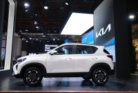 New Kia Sonet dengan fitur kenyamanan, teknologi modern, dan sistem keselamatan canggih yang cocok untuk mobilitas selama Ramadan.