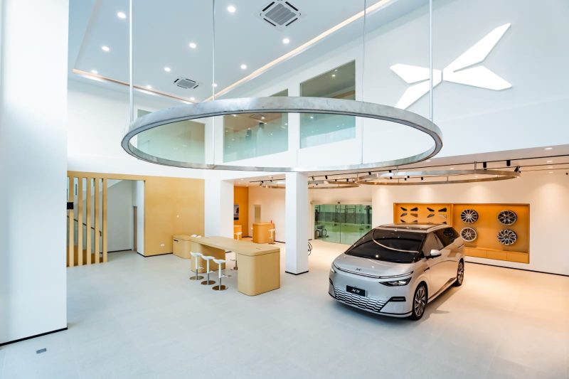 Interior dealer baru XPENG di kawasan Pluit, Jakarta, yang diresmikan oleh Erajaya Active Lifestyle. Dealer berkonsep modern ini menghadirkan fasilitas layanan terpadu 3S (Sales, Service, dan Spare Parts) serta menampilkan unit kendaraan listrik premium seperti XPENG X9 bagi pelanggan di Indonesia.