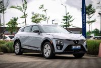 Unit mobil listrik dari VinFast dipamerkan sebagai bagian dari upaya perusahaan mendorong transisi kendaraan berbahan bakar bensin ke kendaraan listrik melalui program “Trade Gas for Electric” yang diluncurkan oleh Vingroup di sejumlah pasar Asia, termasuk Indonesia.