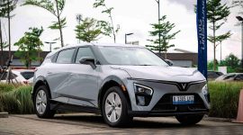 Unit mobil listrik dari VinFast dipamerkan sebagai bagian dari upaya perusahaan mendorong transisi kendaraan berbahan bakar bensin ke kendaraan listrik melalui program “Trade Gas for Electric” yang diluncurkan oleh Vingroup di sejumlah pasar Asia, termasuk Indonesia.