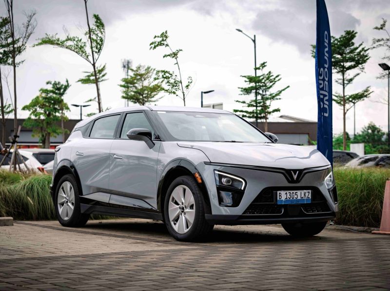 Unit mobil listrik dari VinFast dipamerkan sebagai bagian dari upaya perusahaan mendorong transisi kendaraan berbahan bakar bensin ke kendaraan listrik melalui program “Trade Gas for Electric” yang diluncurkan oleh Vingroup di sejumlah pasar Asia, termasuk Indonesia.