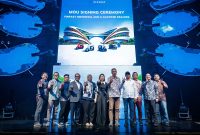 Perwakilan VinFast bersama enam mitra dealer berfoto usai penandatanganan Memorandum of Understanding (MoU) kerja sama distribusi motor listrik di Indonesia, Jakarta, Rabu (11/3/2026). Kolaborasi ini menjadi langkah awal VinFast memperluas jaringan penjualan menjelang peluncuran motor listrik di Tanah Air pada 2026.