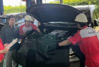 Teknisi melakukan pemeriksaan mesin kendaraan Mitsubishi di Bengkel Sun Star Prima Motor Jababeka Cikarang, Kamis (12/3/2026). Pengecekan kendaraan ini dilakukan sebagai persiapan program Bengkel Siaga Mudik Lebaran 2026 guna memastikan mobil pelanggan dalam kondisi prima sebelum melakukan perjalanan jauh.