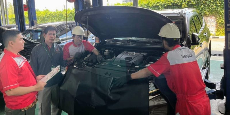 Teknisi melakukan pemeriksaan mesin kendaraan Mitsubishi di Bengkel Sun Star Prima Motor Jababeka Cikarang, Kamis (12/3/2026). Pengecekan kendaraan ini dilakukan sebagai persiapan program Bengkel Siaga Mudik Lebaran 2026 guna memastikan mobil pelanggan dalam kondisi prima sebelum melakukan perjalanan jauh.