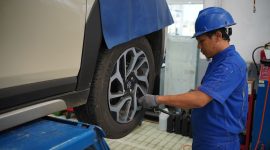 Seorang mekanik melakukan pengecekan tekanan ban kendaraan di bengkel resmi Suzuki di Suzuki Trada Grandwisata, Bekasi. Pemeriksaan kendaraan dilakukan sebagai bagian dari program Service Pra Mudik 2026 guna memastikan kondisi mobil tetap prima sebelum digunakan untuk perjalanan mudik Lebaran.