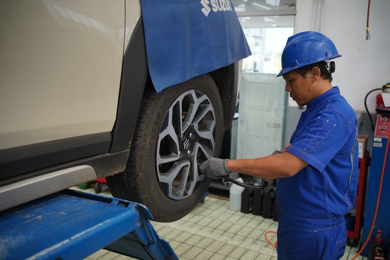 Seorang mekanik melakukan pengecekan tekanan ban kendaraan di bengkel resmi Suzuki di Suzuki Trada Grandwisata, Bekasi. Pemeriksaan kendaraan dilakukan sebagai bagian dari program Service Pra Mudik 2026 guna memastikan kondisi mobil tetap prima sebelum digunakan untuk perjalanan mudik Lebaran.