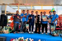 Perwakilan manajemen dan komunitas berfoto bersama dalam acara iftar atau buka puasa bersama konsumen yang digelar di diler Suzuki Trada Grandwisata, Bekasi, Jumat (13/3/2026). Kegiatan yang diselenggarakan oleh PT Buana Indomobil Trada ini juga melibatkan komunitas Suzuki XL7 Community Indonesia sebagai bagian dari upaya mempererat silaturahmi antara dealer, konsumen, dan komunitas otomotif di bulan Ramadan.