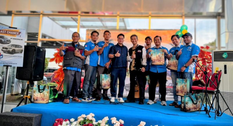 Perwakilan manajemen dan komunitas berfoto bersama dalam acara iftar atau buka puasa bersama konsumen yang digelar di diler Suzuki Trada Grandwisata, Bekasi, Jumat (13/3/2026). Kegiatan yang diselenggarakan oleh PT Buana Indomobil Trada ini juga melibatkan komunitas Suzuki XL7 Community Indonesia sebagai bagian dari upaya mempererat silaturahmi antara dealer, konsumen, dan komunitas otomotif di bulan Ramadan.