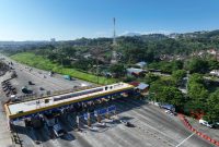 Kendaraan melintas di ruas Jalan Tol Trans Jawa. PT Jasamarga Transjawa Tol memberlakukan potongan tarif tol hingga 30 persen pada periode arus mudik dan arus balik Idulfitri 2026.