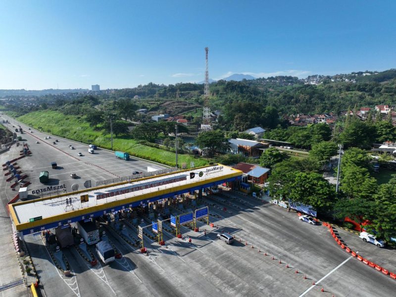 Kendaraan melintas di ruas Jalan Tol Trans Jawa. PT Jasamarga Transjawa Tol memberlakukan potongan tarif tol hingga 30 persen pada periode arus mudik dan arus balik Idulfitri 2026.