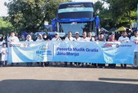 Peserta program mudik gratis bersiap diberangkatkan menuju sejumlah kota di Pulau Jawa pada Minggu (15/3/2026). Program ini didukung PT Jasamarga Transjawa Tol untuk membantu kelancaran mobilitas masyarakat saat Lebaran.