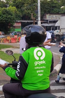 Komunitas Mobil WCI Regional Betawi Bagi 300 Takjil di TMII, Ojol hingga Kurir Ikut Tersenyum