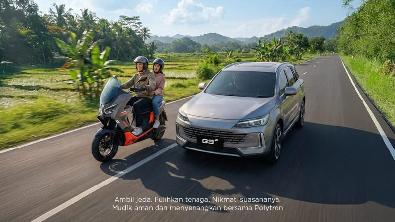 Pengguna kendaraan listrik Polytron melintasi jalur pedesaan saat mudik menggunakan mobil listrik G3 Series dan motor listrik, menghadirkan pengalaman perjalanan yang nyaman, ramah lingkungan, dan menyenangkan.