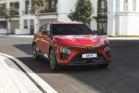 Mobil listrik VinFast VF7 melaju di kawasan perkotaan. VinFast memperpanjang program pengisian daya gratis bagi konsumennya hingga 2029 di sejumlah negara, termasuk Indonesia.