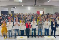 Manajemen Adira Finance bersama ratusan peserta Program Mudik Gratis KURMA 2026 berfoto bersama sebelum keberangkatan di Jakarta, Rabu (18/3/2026). Program ini diikuti ratusan pemudik tujuan Solo dan Yogyakarta dengan berbagai fasilitas pendukung perjalanan.