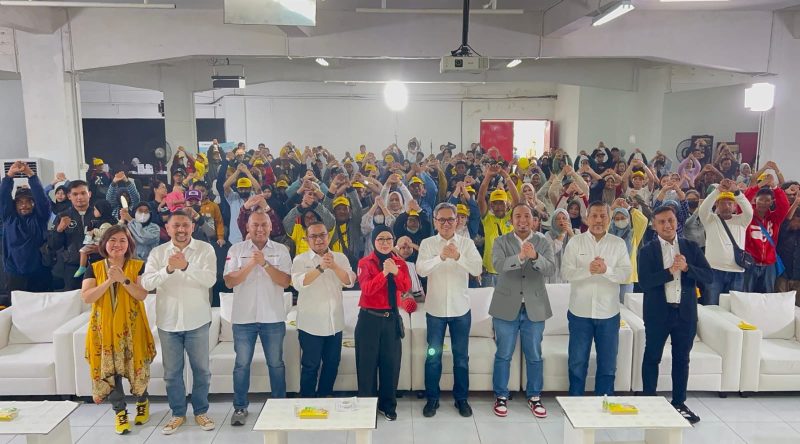 Manajemen Adira Finance bersama ratusan peserta Program Mudik Gratis KURMA 2026 berfoto bersama sebelum keberangkatan di Jakarta, Rabu (18/3/2026). Program ini diikuti ratusan pemudik tujuan Solo dan Yogyakarta dengan berbagai fasilitas pendukung perjalanan.