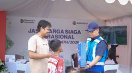 Petugas Jasa Marga memberikan layanan dan informasi kepada pemudik di Posko Danantara yang disiagakan di rest area Tol Trans Jawa selama periode mudik Lebaran 2026.