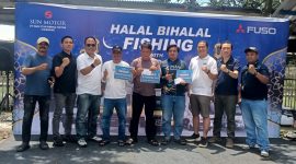 Peserta dan panitia berfoto bersama usai kegiatan Halal Bihalal Fishing with Fuso yang digelar PT Sun Star Prima Motor Cikarang–Jababeka di Empang Putra Kelana, Cikarang Timur, Sabtu (28/3/2026). Acara ini menjadi ajang silaturahmi sekaligus pemberian hadiah bagi pemenang lomba memancing.