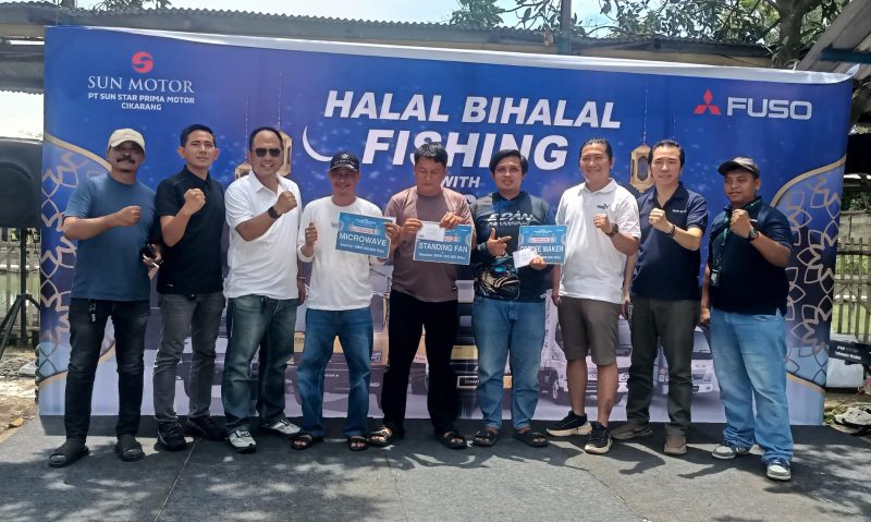 Peserta dan panitia berfoto bersama usai kegiatan Halal Bihalal Fishing with Fuso yang digelar PT Sun Star Prima Motor Cikarang–Jababeka di Empang Putra Kelana, Cikarang Timur, Sabtu (28/3/2026). Acara ini menjadi ajang silaturahmi sekaligus pemberian hadiah bagi pemenang lomba memancing.