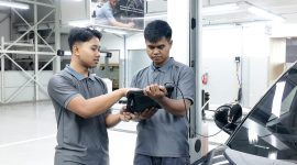 Teknisi BYD Harmony Auto Bekasi Timur melakukan pengecekan sistem kendaraan listrik menggunakan alat diagnostik saat program layanan purna jual (aftersales) di Kabupaten Bekasi, Sabtu (28/3/2026).
