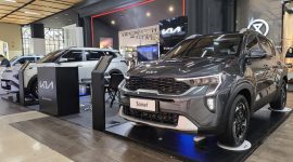 Booth Kia menampilkan unit New Sonet dalam rangkaian Mall Exhibition Ramadan 2026. SUV kompak andalan Kia tersebut dipajang bersama lini produk lainnya untuk memberikan kesempatan kepada pengunjung melihat langsung desain eksterior, mengeksplor kabin, serta berkonsultasi dan melakukan test drive selama pameran berlangsung.