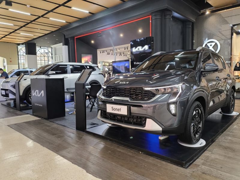 Booth Kia menampilkan unit New Sonet dalam rangkaian Mall Exhibition Ramadan 2026. SUV kompak andalan Kia tersebut dipajang bersama lini produk lainnya untuk memberikan kesempatan kepada pengunjung melihat langsung desain eksterior, mengeksplor kabin, serta berkonsultasi dan melakukan test drive selama pameran berlangsung.
