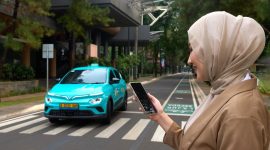 Ilustrasi pengguna memesan layanan kendaraan listrik melalui aplikasi Green SM di kawasan perkotaan. Green SM mencatat pertumbuhan signifikan di Asia-Pasifik dan meraih predikat Best EV Carpooling App dalam ajang Sensor Tower APAC Awards 2025.