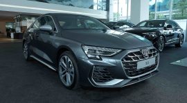 The New Audi S3 resmi diperkenalkan di Indonesia dengan desain sporty khas Audi Sport, dibekali mesin 2.0 TFSI bertenaga 333 PS serta teknologi quattro dan torque splitter untuk performa lebih presisi.