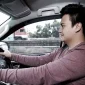 Ilustrasi pengendara mobil tetap fokus mengemudi saat senja menjelang waktu berbuka puasa di tengah kepadatan lalu lintas perkotaan. Momen magrib yang bertepatan dengan jam pulang kerja menuntut konsentrasi ekstra demi menjaga keselamatan berkendara selama Ramadan 2026.