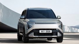 Tampilan depan Kia Carens terbaru yang mengusung desain modern dengan signature Digital Tiger Face dan lampu LED futuristik.