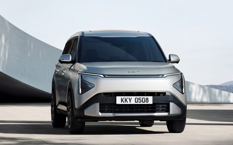 Tampilan depan Kia Carens terbaru yang mengusung desain modern dengan signature Digital Tiger Face dan lampu LED futuristik.