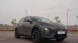 VinFast VF 6 tampil dengan desain modern dan futuristis, mengusung lampu LED khas berbentuk “V” serta bodi SUV kompak yang dirancang untuk mobilitas keluarga perkotaan.