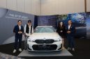 Musisi rock legendaris Ikang Fawzi berfoto bersama jajaran manajemen BMW Group Indonesia di depan BMW Seri 3 dalam ajang BMW Group Festival of JOY di JIExpo Grand Ballroom.