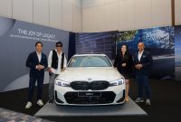 Musisi rock legendaris Ikang Fawzi berfoto bersama jajaran manajemen BMW Group Indonesia di depan BMW Seri 3 dalam ajang BMW Group Festival of JOY di JIExpo Grand Ballroom.