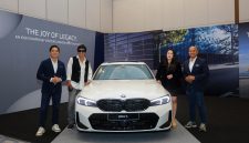 Musisi rock legendaris Ikang Fawzi berfoto bersama jajaran manajemen BMW Group Indonesia di depan BMW Seri 3 dalam ajang BMW Group Festival of JOY di JIExpo Grand Ballroom.