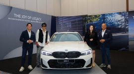 Musisi rock legendaris Ikang Fawzi berfoto bersama jajaran manajemen BMW Group Indonesia di depan BMW Seri 3 dalam ajang BMW Group Festival of JOY di JIExpo Grand Ballroom.