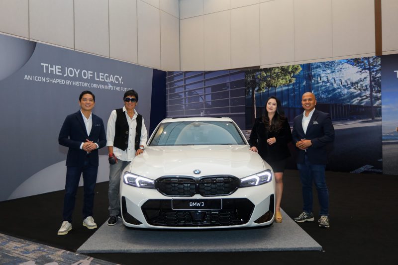 Musisi rock legendaris Ikang Fawzi berfoto bersama jajaran manajemen BMW Group Indonesia di depan BMW Seri 3 dalam ajang BMW Group Festival of JOY di JIExpo Grand Ballroom.