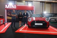 Perwakilan MINI berfoto bersama model MINI 1965 Victory Edition dalam ajang BMW Group Festival of JOY di JIExpo Grand Ballroom.