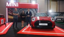 Perwakilan MINI berfoto bersama model MINI 1965 Victory Edition dalam ajang BMW Group Festival of JOY di JIExpo Grand Ballroom.