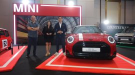 Perwakilan MINI berfoto bersama model MINI 1965 Victory Edition dalam ajang BMW Group Festival of JOY di JIExpo Grand Ballroom.