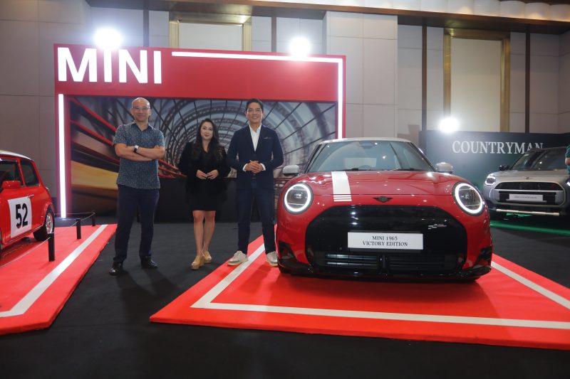 Perwakilan MINI berfoto bersama model MINI 1965 Victory Edition dalam ajang BMW Group Festival of JOY di JIExpo Grand Ballroom.