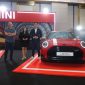 Perwakilan MINI berfoto bersama model MINI 1965 Victory Edition dalam ajang BMW Group Festival of JOY di JIExpo Grand Ballroom.