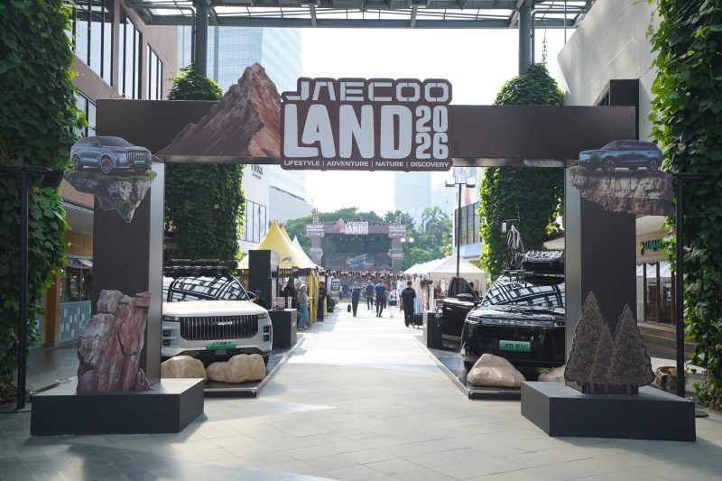 Gerbang utama JAECOO Land 2026 menyambut pengunjung dengan konsep petualangan dan alam, menampilkan lini SUV JAECOO di area pameran terbuka yang memadukan gaya hidup, eksplorasi, dan inovasi otomotif.
