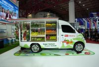 Pengunjung melihat unit Daihatsu Gran Max Mobile Market yang ditampilkan Daihatsu dalam ajang GIICOMVEC 2026 di JIExpo Kemayoran, sebagai inspirasi solusi bisnis minimarket berjalan.
